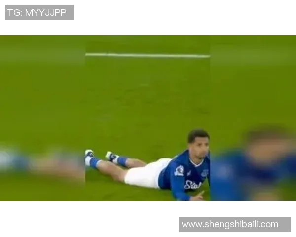 小球迷心中的偶像梦足球明星闪耀瞬间让他感动不已